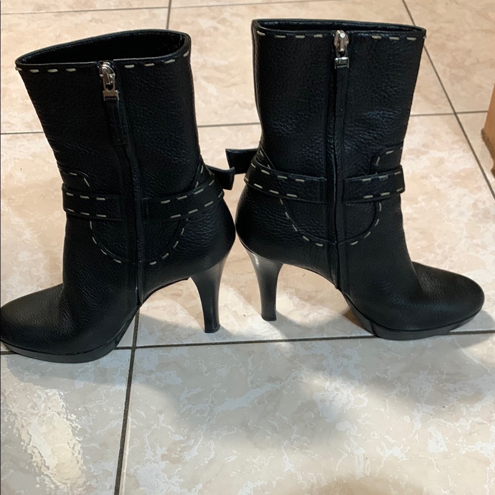 FENDI Elegant Black Leather Women's Boots - Picture 3 of 5